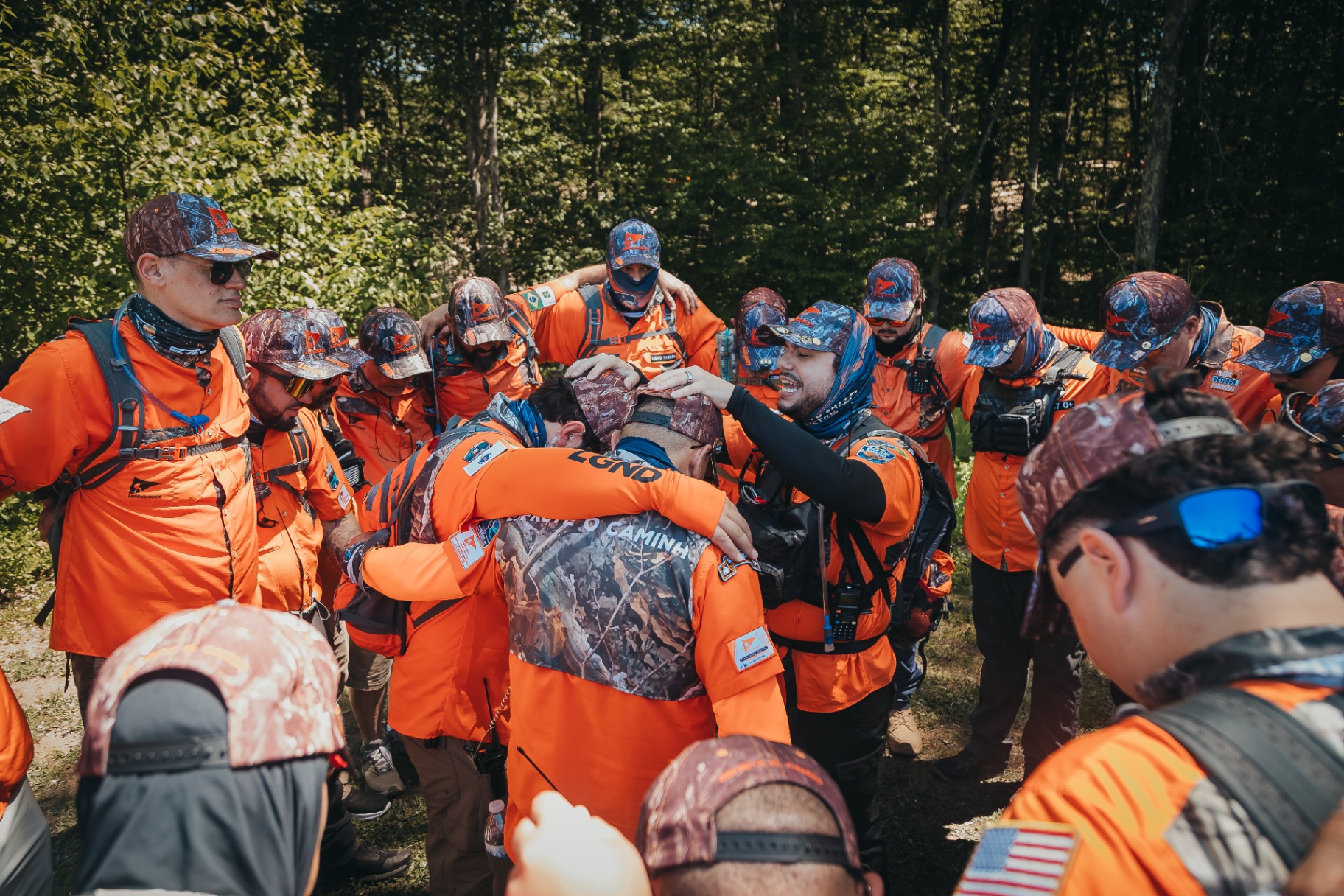 Legendários brothers praying together on the trail
